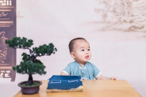 朝阳怀孕肚子中间凹两边凸